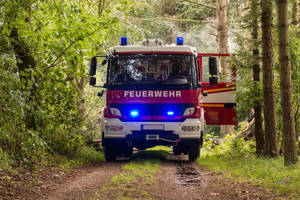 Einsatzkräfte bei der Waldbrandbekämpfung