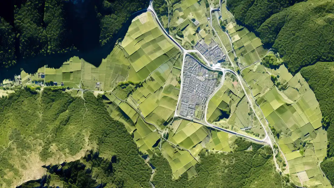 Satellitenbild einer Stadt mit Routenverlauf